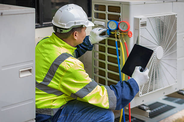 Professional Hvac technician working in Shalimar, FL